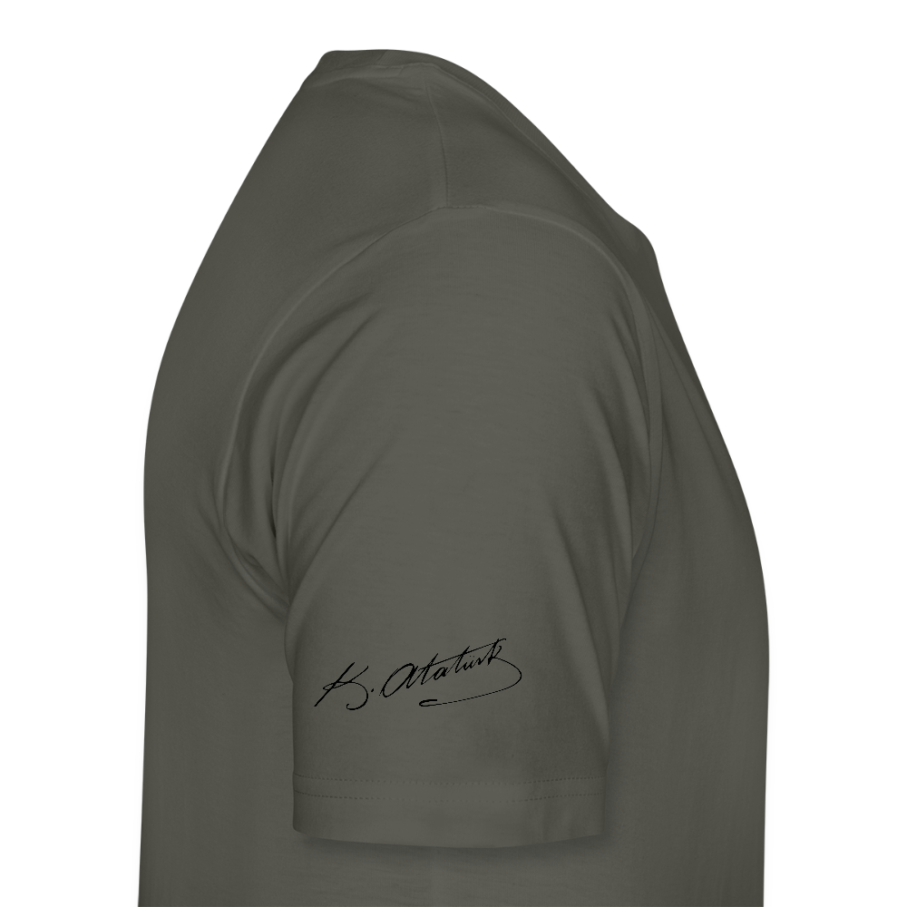 Atatürk Tribute T-Shirt – Porträt & Signatur vereint. - Asphalt