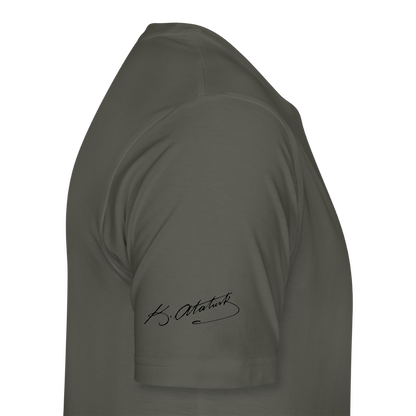 Atatürk Tribute T-Shirt – Porträt & Signatur vereint. - Asphalt