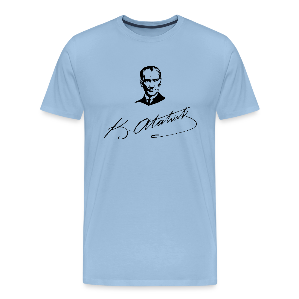 Atatürk Tribute T-Shirt – Porträt & Signatur vereint. - Sky