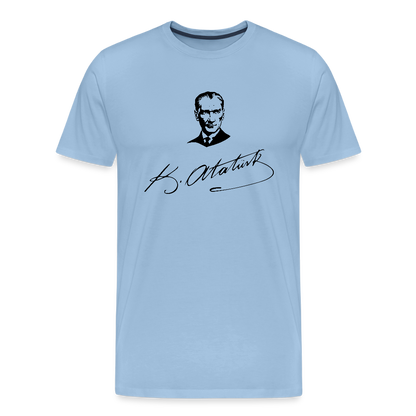 Atatürk Tribute T-Shirt – Porträt & Signatur vereint. - Sky